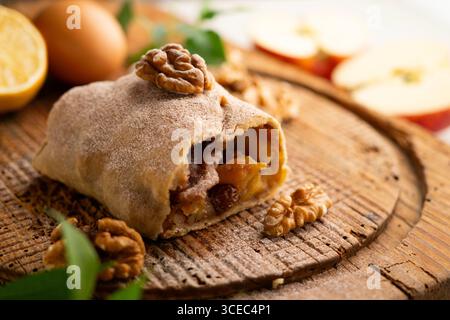 Le strudel aux pommes est un dessert traditionnel typique de la cuisine autrichienne et du sud de l'Allemagne. Banque D'Images