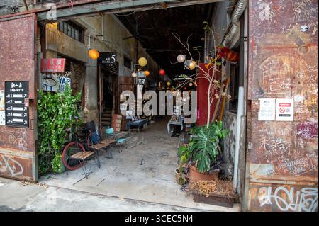 Petits magasins de taille cubique, beaucoup vendant BRIC-à-bracs aux touristes dans un ancien entrepôt d'impression à Chulia Street Ghaut dans la capitale de la ville de George de Penang Banque D'Images
