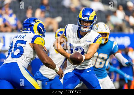 Los Angeles, États-Unis. 16 août 2025. Le quarterback des Rams de Los Angeles Stetson Bennett IV #13 remet le ballon au Running back Jarquez Hunter #35 lors d'un match de pré-saison de la NFL contre les Chargers de Los Angeles au SoFi Stadium, à Inglewood, Calif. (Photo de Ringo Chiu/SOPA images/Sipa USA) crédit : Sipa USA/Alamy Live News Banque D'Images