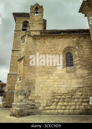 Église d'origine romane avec porche latéral, porte voûtée et clocher à Fromista, Palencia Banque D'Images