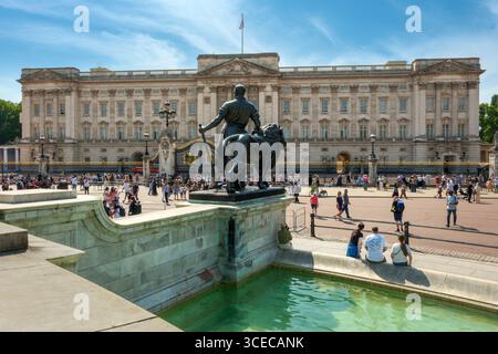 Londres, Angleterre - par une chaude journée d'été, les touristes se rassemblent devant Buckingham Palace dans le centre de Londres. Banque D'Images