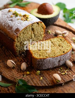 Gâteau à la pistache et à l'avocat fait maison sur une surface en bois. Banque D'Images
