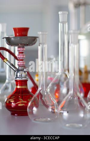 composition de narguilé rouge et de flacons en verre chimique Banque D'Images