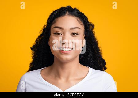 Femme heureuse. Gros plan Portrait de positive jeune belle noire femelle Banque D'Images