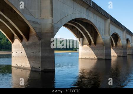 Viaduc d'Ashopton transportant l'A57 Snake Road au-dessus du réservoir de Ladybower, Peak District, Derbyshire, Angleterre Banque D'Images