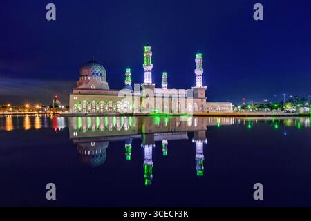 Mosquée de la ville de Kota Kinabalu connue aussi sous le nom de mosquée Likas dans la ville de Kota Kinabalu, Sabah, Bornéo, Malaisie Banque D'Images