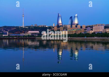 Horizon de Bakou au crépuscule avec des reflets dans la mer Caspienne, Bakou, Azerbaïdjan Banque D'Images