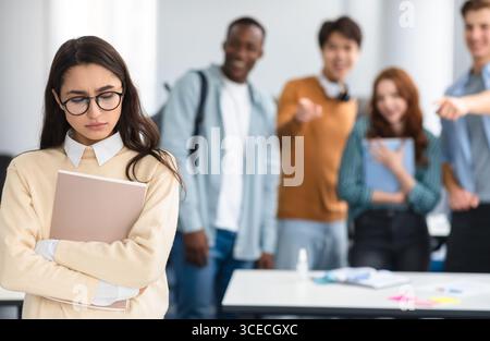 Les gens se moquer et se moquer de la triste femme Banque D'Images