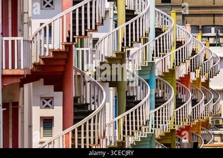 Escaliers en spirale colorée à Singapour Banque D'Images