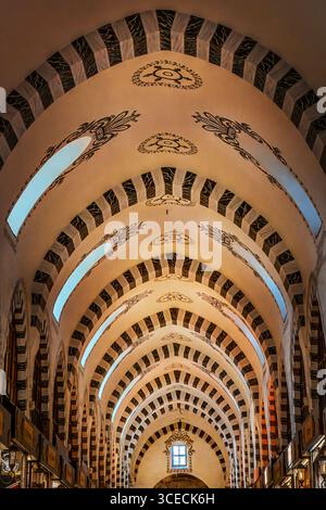 L'intérieur des arcades du marché aux épices, à Istanbul, Turquie Banque D'Images
