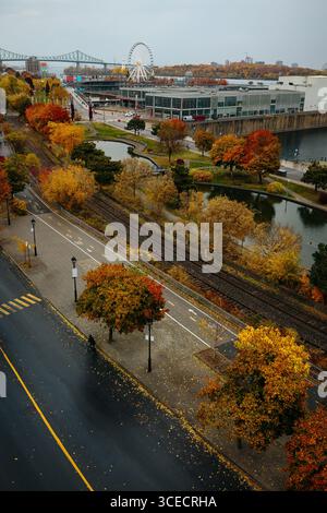 Vue aérienne de Montréal en automne, mettant en valeur le feuillage automnal vibrant ainsi que les caractéristiques emblématiques de la ville comme la Grande roue de Montréal et le Jacques Banque D'Images