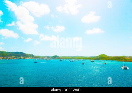 Les voiliers sont ancrés dans la baie de l'île de Martinique dans les Caraïbes. Banque D'Images