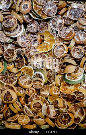 Une collection de tranches d'agrumes séchées avec des citrons et des citrons verts. Idéal pour la décoration naturelle, pot-pourri, ou ajouter une saveur unique aux boissons et Cu Banque D'Images