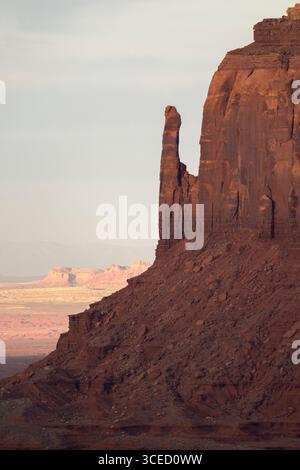 Émerveillez-vous devant les époustouflantes formations de grès de Monument Valley, Arizona. Les roches rouges imposantes créent un paysage spectaculaire et emblématique, capturant Banque D'Images
