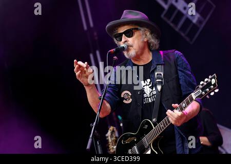 Musiker Wolfgang Niedecken mit der Band BAP BEI seinem Konzert auf der Bühne des Bonner KunstRasen. Der KunstRasen in Bonn ist eine sommerliche Konzertreihe mit Open-Air-Konzerten nahe des Rheinufers. Bonn, 16.08.2025 NRW Deutschland *** musicien Wolfgang Niedecken avec le groupe BAP à son concert sur la scène de la pelouse artistique de Bonn la pelouse artistique de Bonn est une série de concerts d'été avec des concerts en plein air près des rives du Rhin Bonn, 16 08 2025 NRW Allemagne Copyright : xChristophxHardtx Banque D'Images