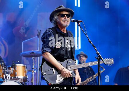 Musiker Wolfgang Niedecken mit der Band BAP BEI seinem Konzert auf der Bühne des Bonner KunstRasen. Der KunstRasen in Bonn ist eine sommerliche Konzertreihe mit Open-Air-Konzerten nahe des Rheinufers. Bonn, 16.08.2025 NRW Deutschland *** musicien Wolfgang Niedecken avec le groupe BAP à son concert sur la scène de la pelouse artistique de Bonn la pelouse artistique de Bonn est une série de concerts d'été avec des concerts en plein air près des rives du Rhin Bonn, 16 08 2025 NRW Allemagne Copyright : xChristophxHardtx Banque D'Images