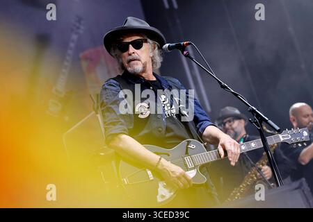 Musiker Wolfgang Niedecken mit der Band BAP BEI seinem Konzert auf der Bühne des Bonner KunstRasen. Der KunstRasen in Bonn ist eine sommerliche Konzertreihe mit Open-Air-Konzerten nahe des Rheinufers. Bonn, 16.08.2025 NRW Deutschland *** musicien Wolfgang Niedecken avec le groupe BAP à son concert sur la scène de la pelouse artistique de Bonn la pelouse artistique de Bonn est une série de concerts d'été avec des concerts en plein air près des rives du Rhin Bonn, 16 08 2025 NRW Allemagne Copyright : xChristophxHardtx Banque D'Images