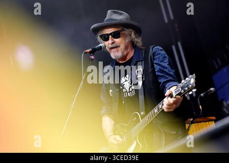 Musiker Wolfgang Niedecken mit der Band BAP BEI seinem Konzert auf der Bühne des Bonner KunstRasen. Der KunstRasen in Bonn ist eine sommerliche Konzertreihe mit Open-Air-Konzerten nahe des Rheinufers. Bonn, 16.08.2025 NRW Deutschland *** musicien Wolfgang Niedecken avec le groupe BAP à son concert sur la scène de la pelouse artistique de Bonn la pelouse artistique de Bonn est une série de concerts d'été avec des concerts en plein air près des rives du Rhin Bonn, 16 08 2025 NRW Allemagne Copyright : xChristophxHardtx Banque D'Images