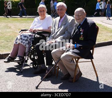 Les vétérans (de gauche à droite) Hazel Halter (100), John Cook (99), et Pat Field (99), devant le manoir de Bletchley Park, alors qu'ils retournent sur les lieux de leur service pendant la seconde Guerre mondiale lors de la réunion annuelle de Bletchley Park à Milton Keynes, autrefois la maison top secrète des Codebreakers de la seconde Guerre mondiale. Les trois ont joué un rôle clé dans la rupture des codes japonais pendant la seconde Guerre mondiale. Travaillant en étroite collaboration avec leurs homologues américains, ils ont aidé à découvrir des renseignements navals, militaires et diplomatiques vitaux. Après le VE Day, de nombreux disjoncteurs de code sont passés des signaux allemands aux signaux japonais, leurs efforts se révélant cruciaux dans la campagne du Pacifique et Banque D'Images