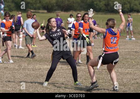 Quarterback féminin blanc lançant la balle au Flagapalooza 2025 Flag Football Tournament, Newlands Park, Cheltenham, Royaume-Uni, Banque D'Images