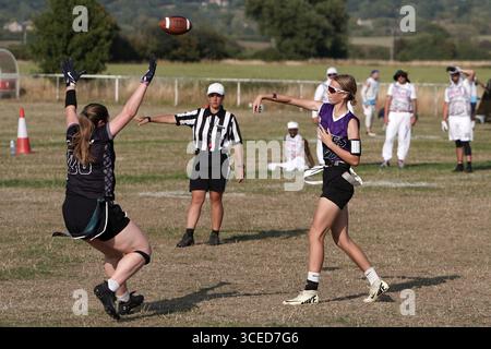 Quarterback féminin blanc passant le ballon au Flagapalooza 2025 Flag Football Tournament, Newlands Park, Cheltenham, Royaume-Uni, Banque D'Images