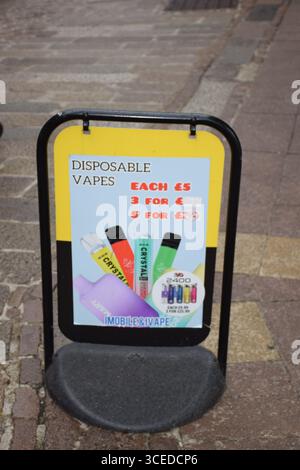 Vapes jetables pour la vente signe à l'extérieur de la boutique, Norwich, Royaume-Uni juillet 2025. Ces vapes sont maintenant illégales Banque D'Images