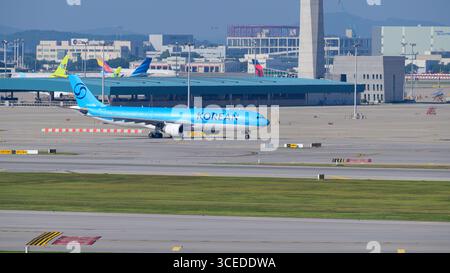 10 août 2025 - Incheon, Corée du Sud : Un avion de passagers de Korean Air atterrissant à l'aéroport d'Incheon. Un avion de passagers de Korean Air volant dans le ciel. Banque D'Images