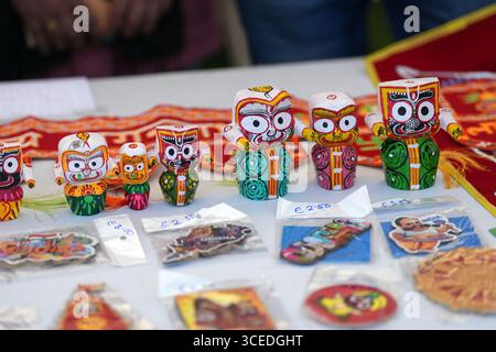 Articles religieux indiens en vente pendant que les gens assistent au festival de la fête de l'Inde à Merrion Square Park, Dublin. Des centaines de personnes ont participé à l'événement marquant la Journée de l'Inde à Dublin, alors que gardai et le gouvernement cherchaient à assurer la communauté qu'elle prenait des mesures contre les crimes à motivation raciale. Date de la photo : dimanche 17 août 2025. Banque D'Images