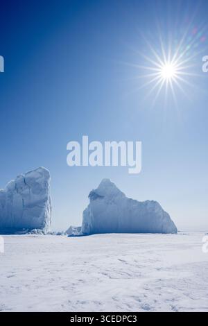 Parc national du nord-est du Groenland, le plus grand parc national du monde. Le seul parc national du Groenland. Iceberg cloué au sol avec rafale de soleil. Banque D'Images