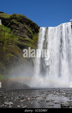 Islande, sud de l'Islande, Vik. Skógafoss, l'une des plus grandes cascades d'Islande, avec une chute de 60 mètres. Banque D'Images