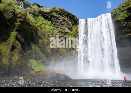 Islande, sud de l'Islande, Vik. Skógafoss, l'une des plus grandes cascades d'Islande, avec une chute de 60 mètres. Banque D'Images