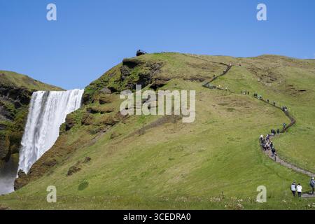 Islande, sud de l'Islande, Vik. Skógafoss, l'une des plus grandes cascades d'Islande, avec une chute de 60 mètres. Sentier de randonnée en cascade. Banque D'Images