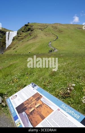 Islande, sud de l'Islande, Vik. Skógafoss, l'une des plus grandes cascades d'Islande, avec une chute de 60 mètres. Sentier de randonnée en cascade. Banque D'Images