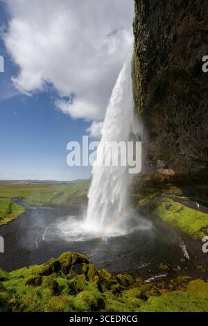 Islande, Sud de l'Islande. Seljalandsfoss, la cascade la plus connue du sud-ouest de l'Islande. Banque D'Images