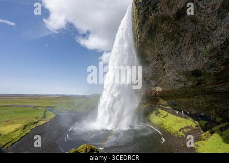 Islande, Sud de l'Islande. Seljalandsfoss, la cascade la plus connue du sud-ouest de l'Islande. Banque D'Images