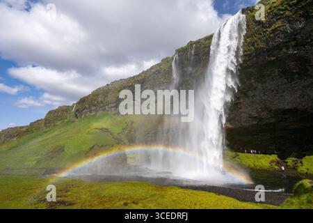 Islande, Sud de l'Islande. Seljalandsfoss, la cascade la plus connue du sud-ouest de l'Islande. Banque D'Images