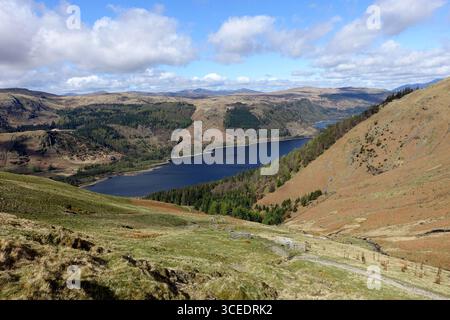 Vue du réservoir Thirlmere sur le chemin Wythburn jusqu'à la Wainwright 'Helvellyn' dans le parc national du Lake District, Cumbria, Royaume-Uni Banque D'Images