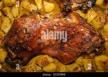 Rôtir l'agneau avec des pommes de terre Banque D'Images