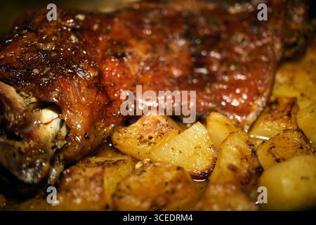 Rôtir l'agneau avec des pommes de terre Banque D'Images