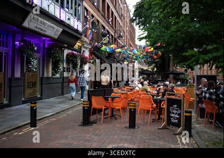 Vue de canal Street, , est une célèbre rue connue comme le cœur de la ville Gay et LGBTQ à Manchester, 16 août 2025 Angleterre Banque D'Images