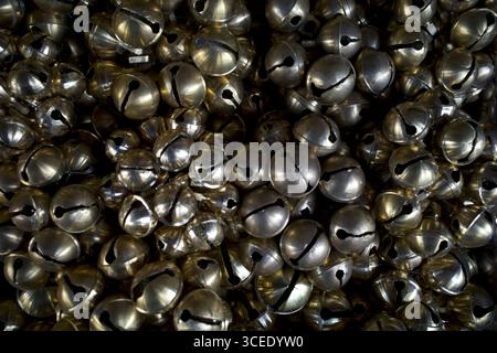 Klinthing, une collection de porte-clés cloches en laiton dans un magasin d'antiquités près de Beringharjo Market Yogyakarta, Indonésie. Banque D'Images