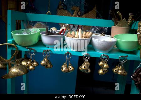 Klinthing, une collection de porte-clés cloches en laiton dans un magasin d'antiquités près de Beringharjo Market Yogyakarta, Indonésie. Banque D'Images