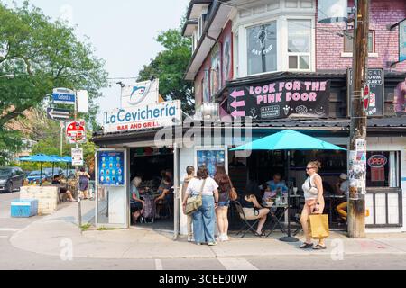 Les gens se rassemblent devant la Cevicheria Bar and Grill sur Oxford Street dans le marché de Kensington. Banque D'Images