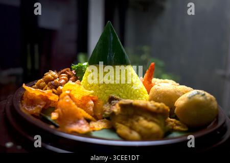 Tumpeng (riz en forme de cône) et Jajan Pasar (nourriture de rue du marché traditionnel), culture indonésienne et javanaise pour les cérémonies traditionnelles. Banque D'Images