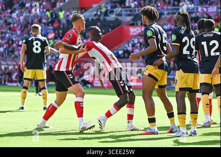Habib Diarra, milieu de terrain de l'AFC de Sunderland, est capturé par Dan Ballard après une confrontation avec le défenseur de West Ham United Jean-clair Todibo. Banque D'Images