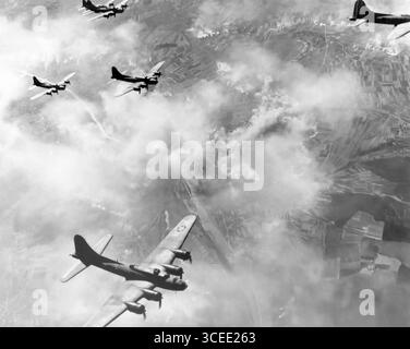 Boeing B-17 Flying Fortress. Une formation de Boeing B-17F survolant Schweinfurt, en Allemagne, en août 1943. Banque D'Images