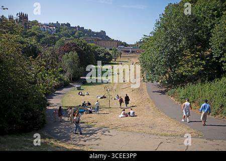 Princes Street Gardens East, Édimbourg, Écosse, Royaume-Uni. 17 août 2025. Les gens se détendent dans le parc de la ville avec son herbe desséchée en raison de la récente canicule. Température 22 degrés centigrades. Credit Arch White/Alamy Live News. Banque D'Images