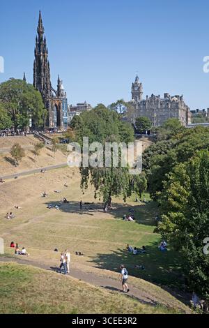 Princes Street Gardens East, Édimbourg, Écosse, Royaume-Uni. 17 août 2025. Les gens se détendent dans le parc de la ville avec son herbe desséchée en raison de la récente canicule. Température 22 degrés centigrades. Credit Arch White/Alamy Live News. Banque D'Images