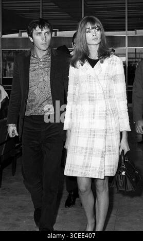 Dossier photo datée du 25/10/1965 du mannequin Jean Shrimpton et de son ami acteur Terence Stamp à l'aéroport de Londres où ils partaient pour San Francisco lors de la première étape de leurs vacances en Australie. L'acteur britannique Stamp est décédé à l'âge de 87 ans. Date d'émission : dimanche 17 août 2025. Banque D'Images