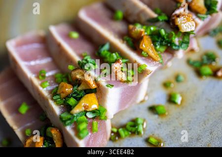 Tataki de thon, dashi, basilic, ciboulette, ail frit Banque D'Images